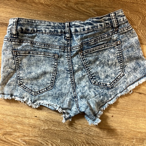 Woman shorts - Picture 2 of 4
